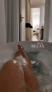Larissa Manoela feet photo thumbnail