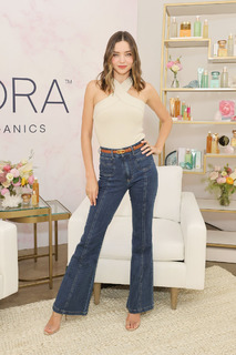 Miranda Kerr feet photo thumbnail
