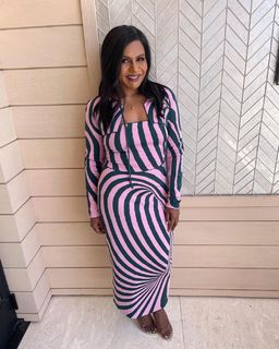 Mindy Kaling feet photo thumbnail