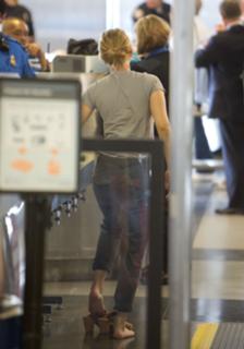 Scarlett Johansson feet photo thumbnail
