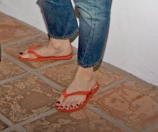 Gwen Stefani feet photo thumbnail