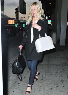 Kirsten Dunst feet photo thumbnail