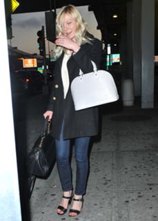 Kirsten Dunst feet photo thumbnail