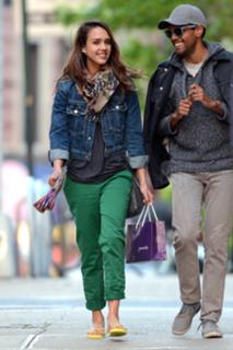 Jessica Alba feet photo thumbnail