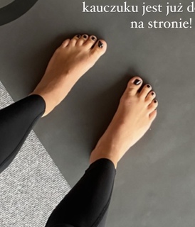 Julia Wieniawa-Narkiewicz feet photo thumbnail