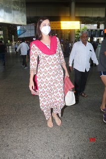 Dia Mirza feet photo thumbnail