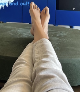 Anushka Sharma feet photo thumbnail