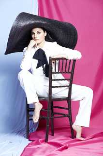 Maite Perroni feet photo thumbnail