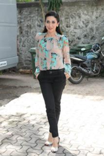 Karisma Kapoor feet photo thumbnail