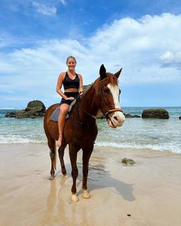 Justine Ezarik feet photo thumbnail