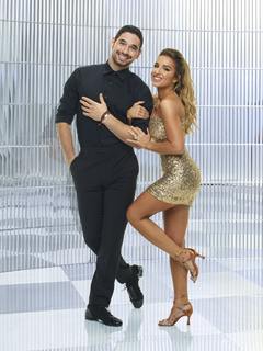 Jessie James Decker feet photo thumbnail