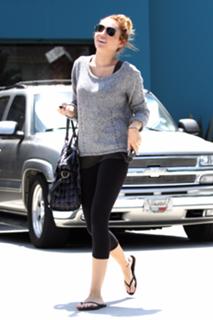 Miley Cyrus feet photo thumbnail
