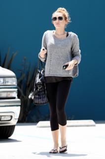 Miley Cyrus feet photo thumbnail