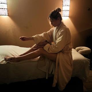 Laura Vandervoort feet photo thumbnail