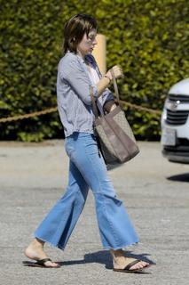 Milla Jovovich feet photo thumbnail