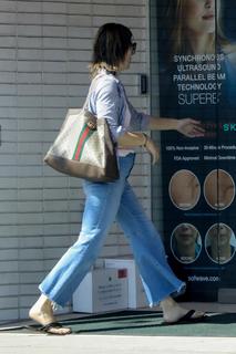 Milla Jovovich feet photo thumbnail