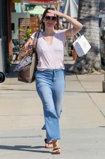 Milla Jovovich feet photo thumbnail