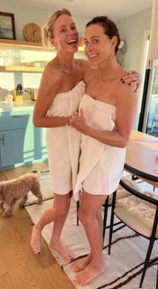 Minnie Driver feet photo thumbnail