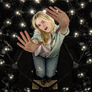 Elle Fanning feet photo thumbnail