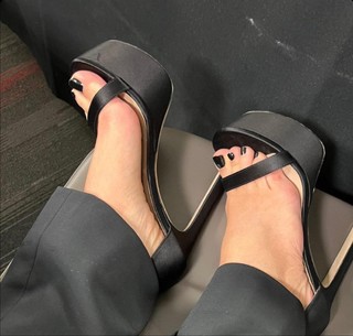 Sarah Michelle Gellar feet photo thumbnail
