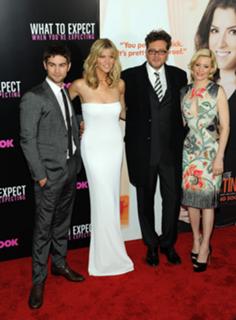 Elizabeth Banks feet photo thumbnail