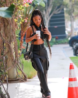 Halle Bailey feet photo thumbnail