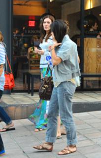 Mandy Moore feet photo thumbnail