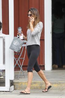 Alessandra Ambrosio feet photo thumbnail