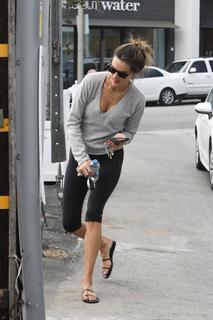Alessandra Ambrosio feet photo thumbnail