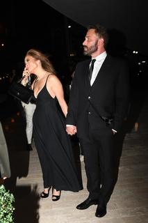 Jennifer Lopez feet photo thumbnail