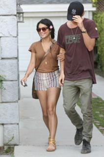 Vanessa Hudgens feet photo thumbnail