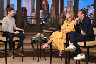 Kelly Ripa feet photo thumbnail