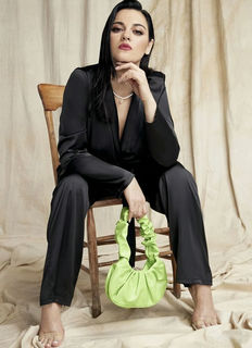 Maite Perroni feet photo thumbnail