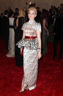 Elizabeth Banks feet photo thumbnail