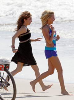 Sarah Hyland feet photo thumbnail