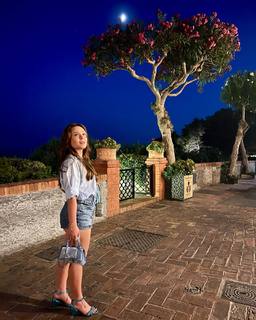 Larissa Manoela feet photo thumbnail