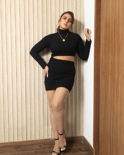 Huma Qureshi feet photo thumbnail