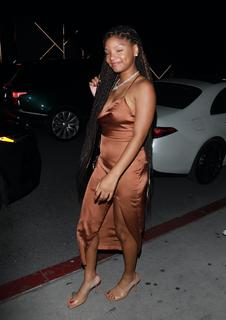 Halle Bailey feet photo thumbnail