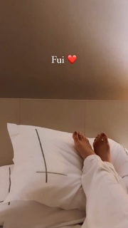 Isis Valverde feet photo thumbnail