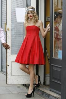 Taylor Swift feet photo thumbnail