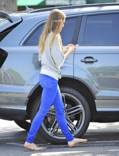 Hilary Swank feet photo thumbnail