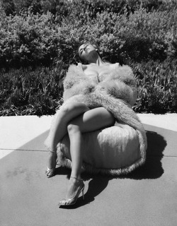Sydney Sweeney feet photo thumbnail