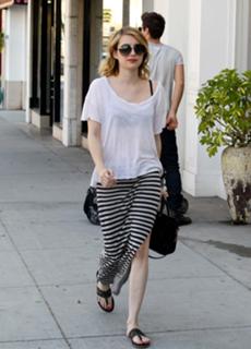 Emma Roberts feet photo thumbnail