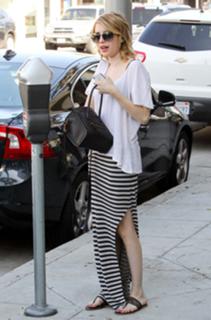 Emma Roberts feet photo thumbnail