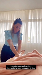 Carla Diaz feet photo thumbnail