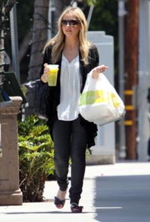 Sarah Michelle Gellar feet photo thumbnail