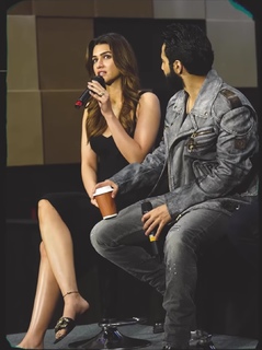 Kriti Sanon feet photo thumbnail