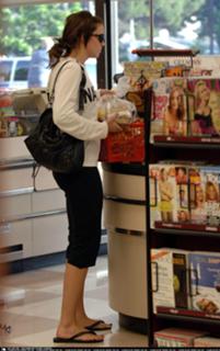 Mandy Moore feet photo thumbnail