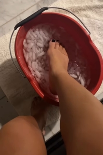 Jessie James Decker feet photo thumbnail