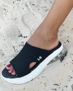 Carolina Ardohain feet photo thumbnail